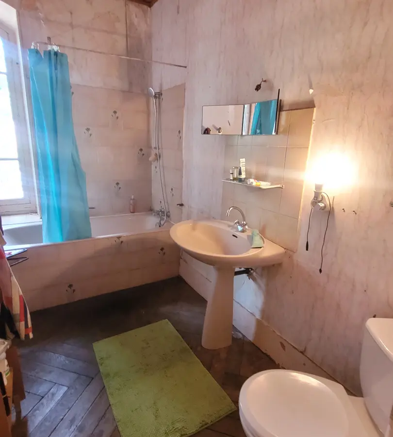 House Of 420 M² In Narbonne, France