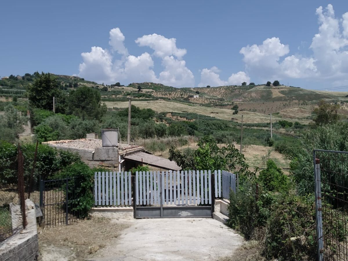 House Of 1000 M² With Land In Sicily