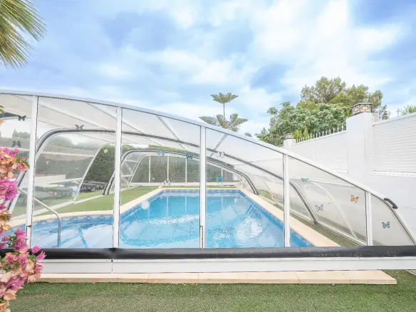 6-bedroom Villa In La Nucía, Spain (280 M²)