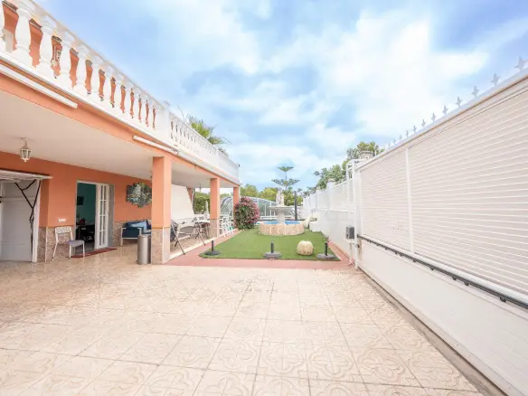 6-bedroom Villa In La Nucía, Spain (280 M²)