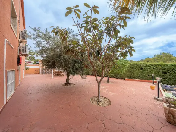 6-bedroom Villa In La Nucía, Spain (280 M²)