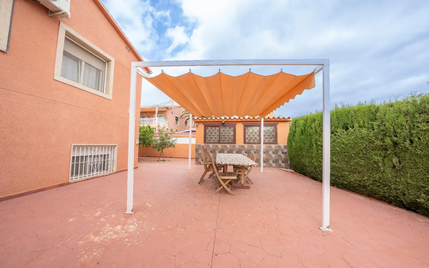 6-bedroom Villa In La Nucía, Spain (280 M²)