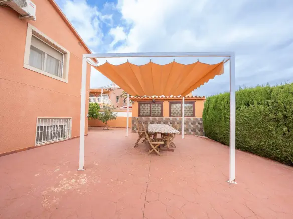 6-bedroom Villa In La Nucía, Spain (280 M²)