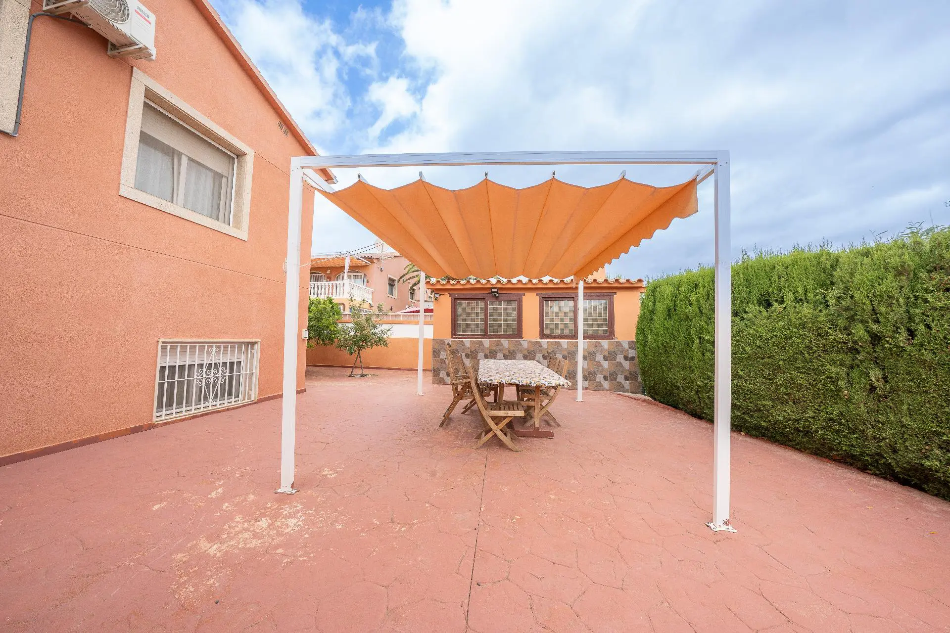 6-bedroom Villa In La Nucía, Spain (280 M²)