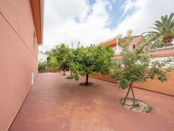 6-bedroom Villa In La Nucía, Spain (280 M²)