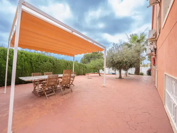 6-bedroom Villa In La Nucía, Spain (280 M²)