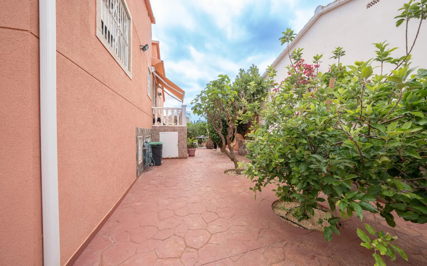 6-bedroom Villa In La Nucía, Spain (280 M²)