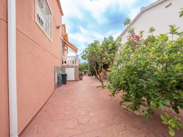 6-bedroom Villa In La Nucía, Spain (280 M²)