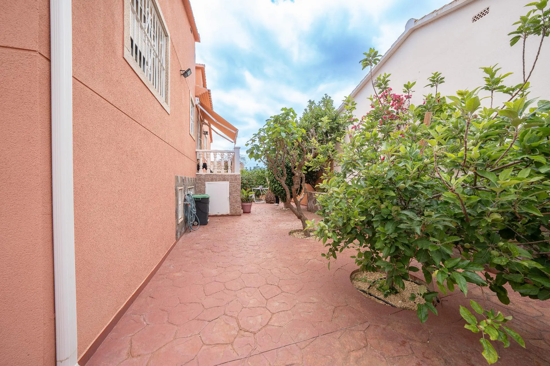 6-bedroom Villa In La Nucía, Spain (280 M²)