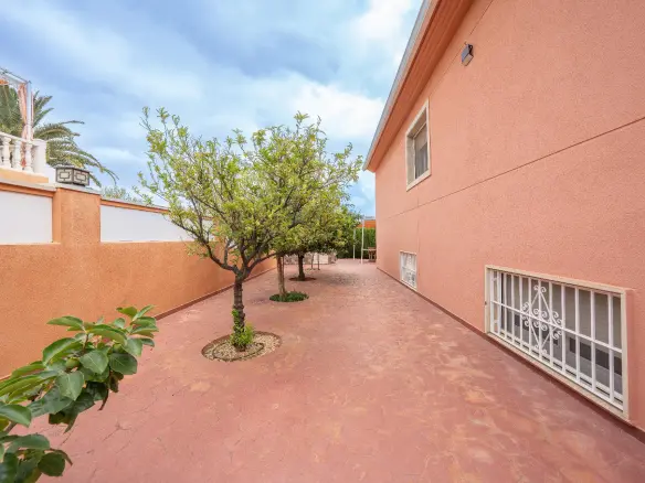 6-bedroom Villa In La Nucía, Spain (280 M²)