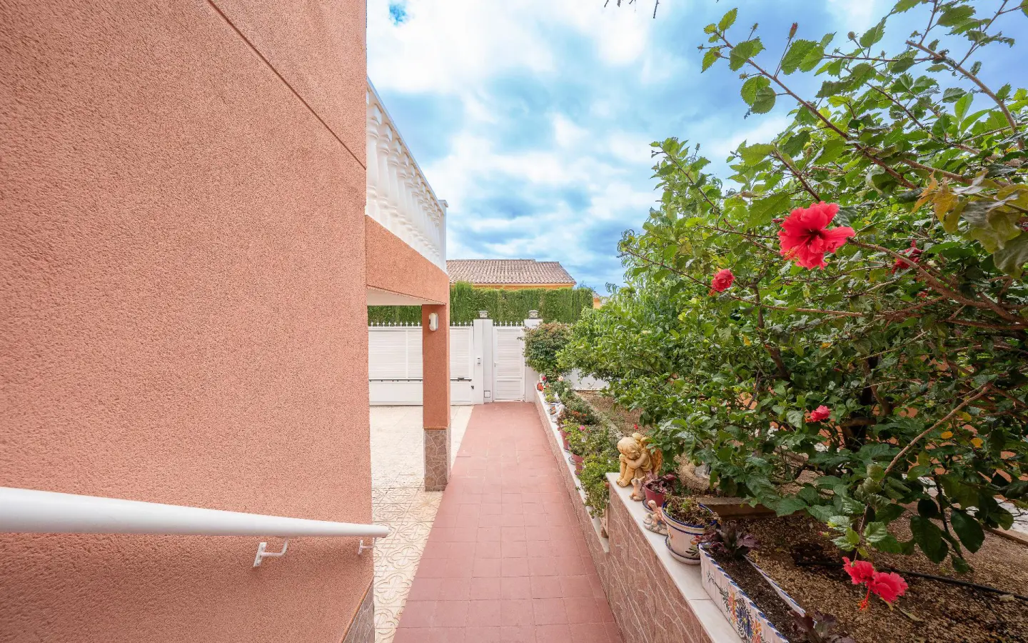 6-bedroom Villa In La Nucía, Spain (280 M²)