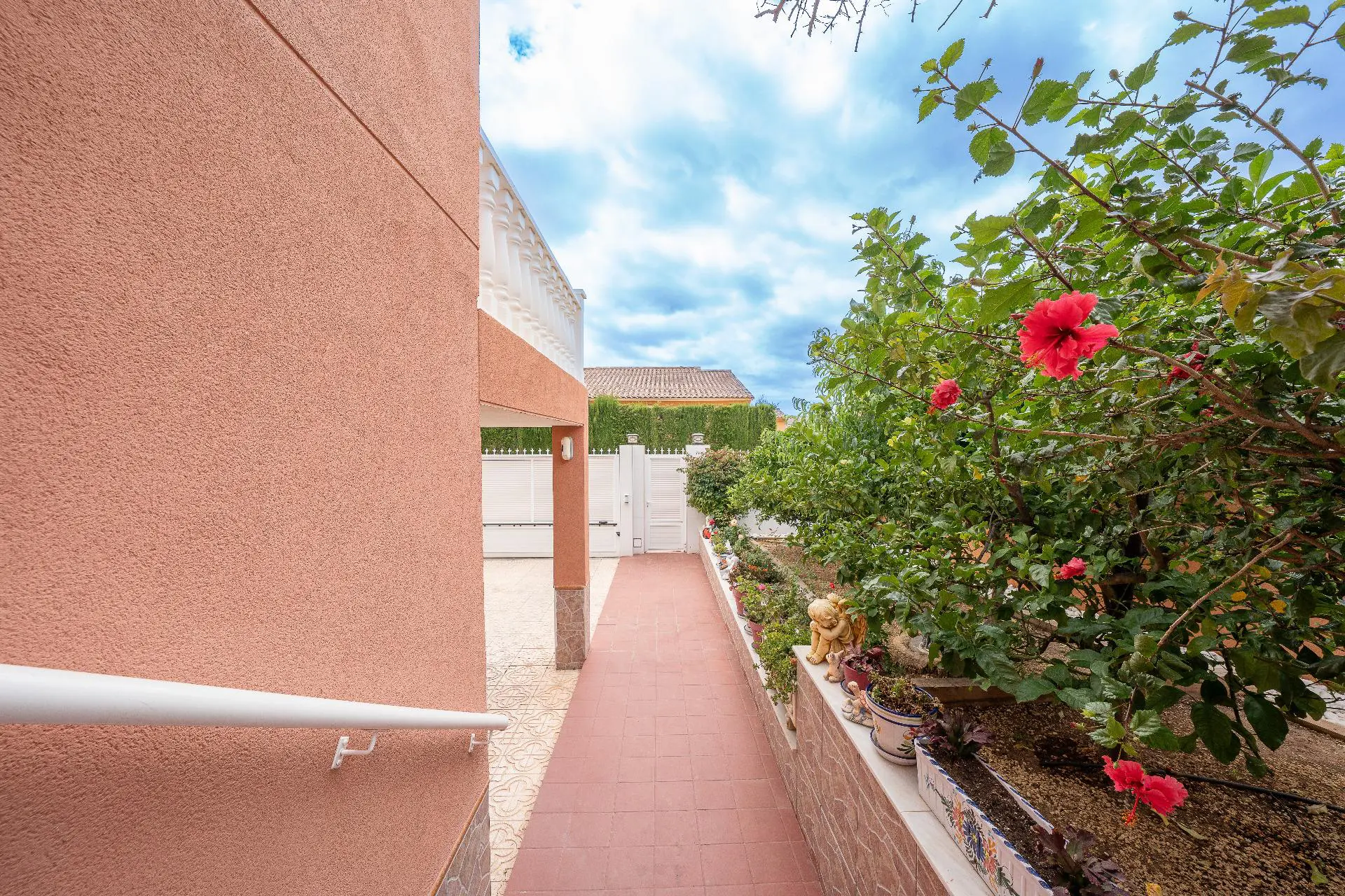 6-bedroom Villa In La Nucía, Spain (280 M²)