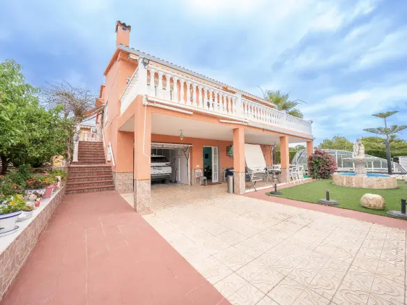 6-bedroom Villa In La Nucía, Spain (280 M²)