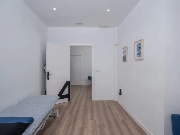 4-bedroom Commercial Unit In Alicante, Spain (65 M²)