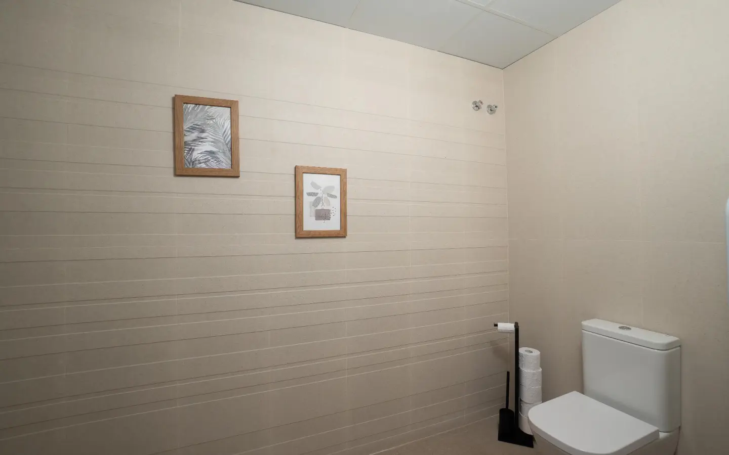 4-bedroom Commercial Unit In Alicante, Spain (65 M²)