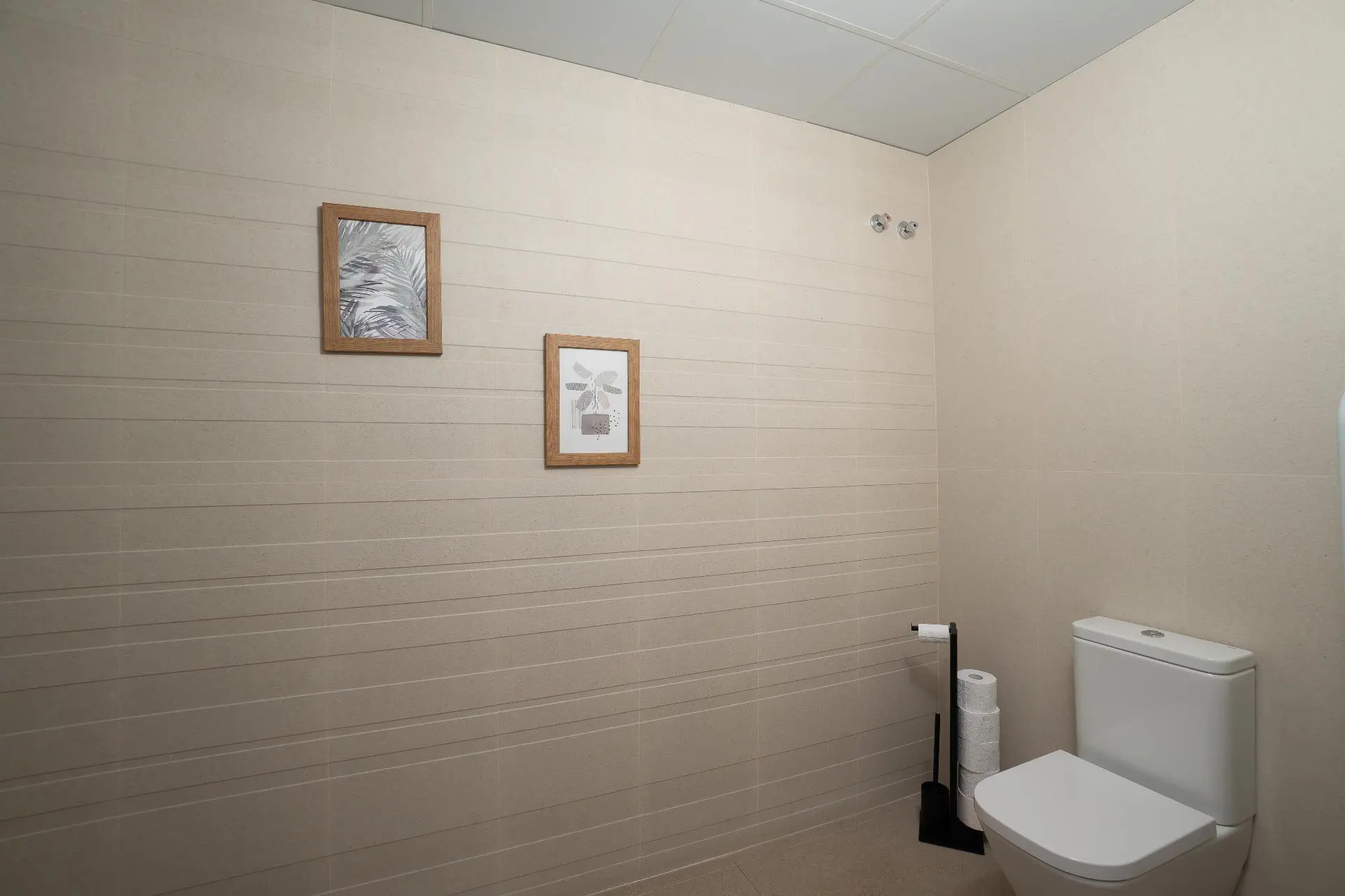 4-bedroom Commercial Unit In Alicante, Spain (65 M²)