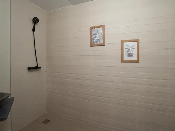 4-bedroom Commercial Unit In Alicante, Spain (65 M²)