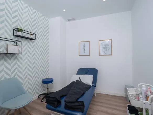 4-bedroom Commercial Unit In Alicante, Spain (65 M²)