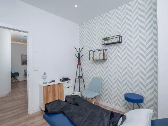 4-bedroom Commercial Unit In Alicante, Spain (65 M²)
