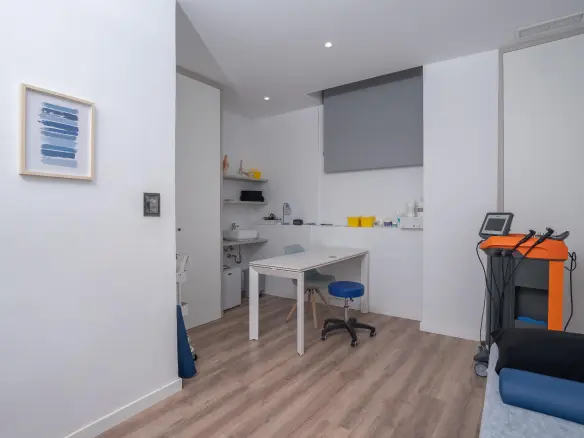4-bedroom Commercial Unit In Alicante, Spain (65 M²)