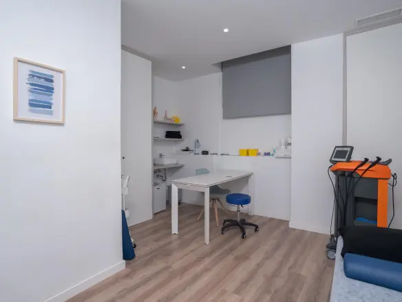 4-bedroom Commercial Unit In Alicante, Spain (65 M²)
