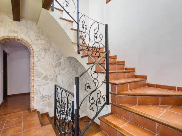 6-bedroom House In Novelda, Spain (364 M²)