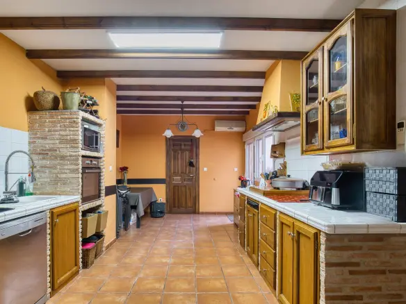6-bedroom House In Novelda, Spain (364 M²)