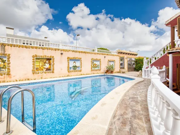 6-bedroom Villa In Torrevieja, Spain (161 M²)