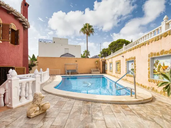 6-bedroom Villa In Torrevieja, Spain (161 M²)