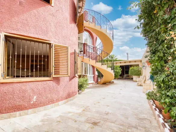 6-bedroom Villa In Torrevieja, Spain (161 M²)