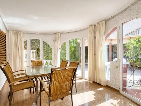6-bedroom Villa In Torrevieja, Spain (161 M²)