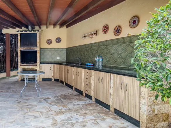 6-bedroom Villa In Torrevieja, Spain (161 M²)