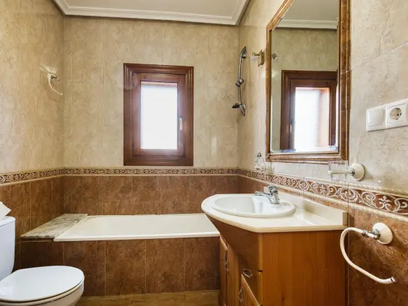 6-bedroom Villa In Torrevieja, Spain (161 M²)