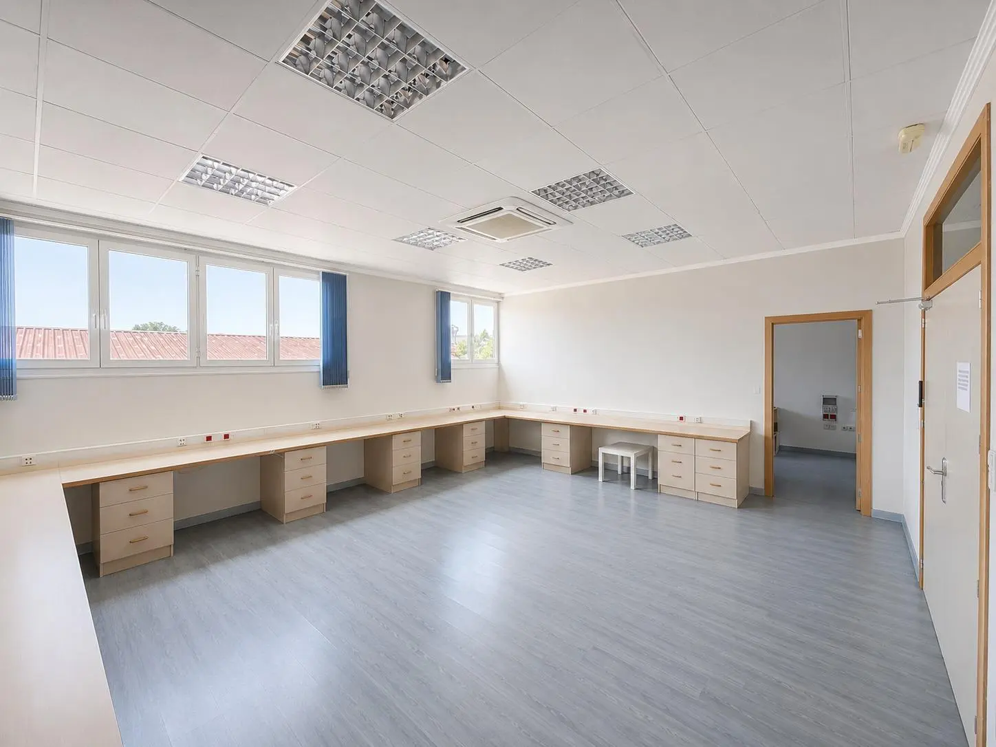 Industrial Unit In Almansa, Spain (1.110 M²)