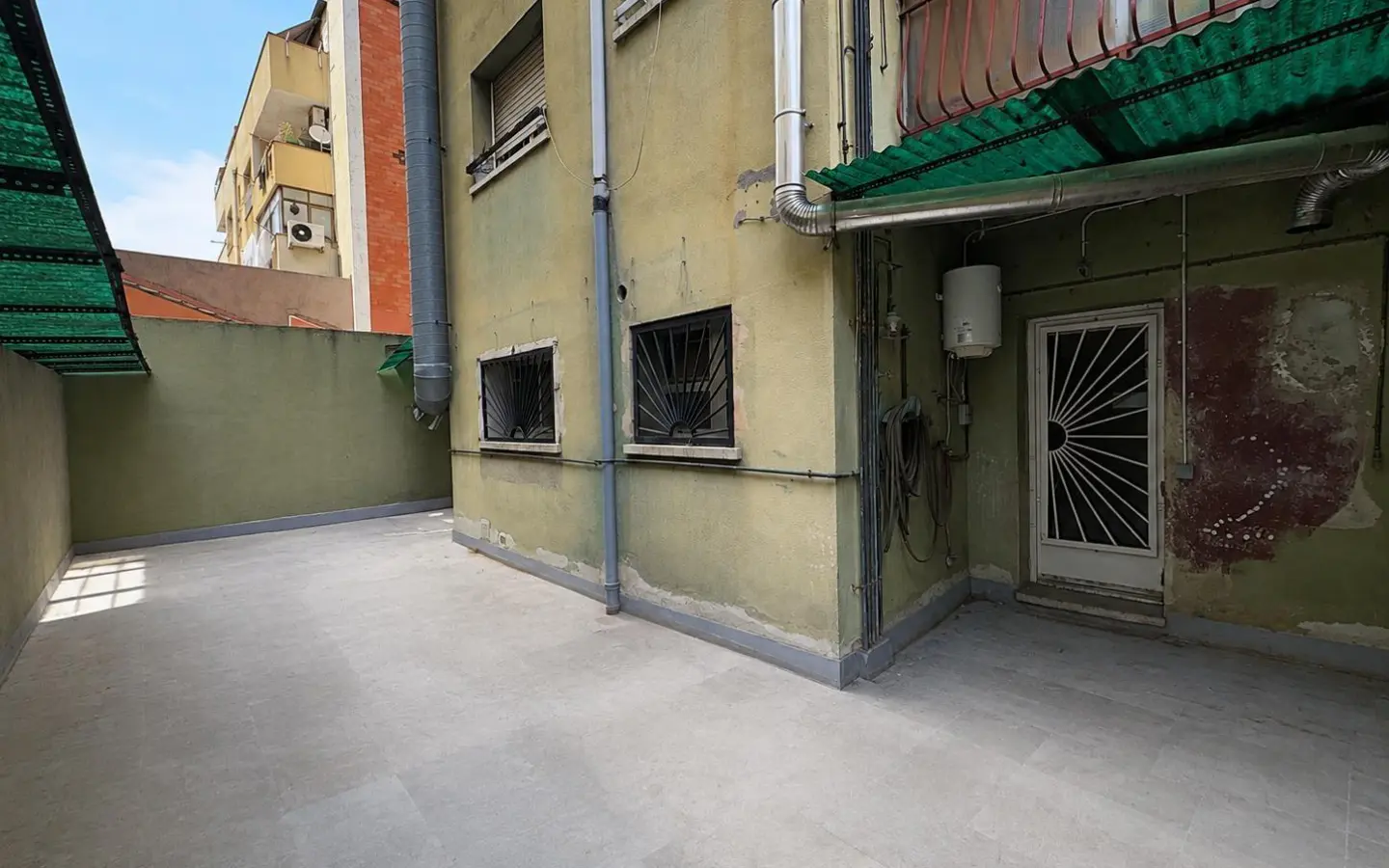 Commercial Unit Of 126 M² In Montcada I Reixac, Spain
