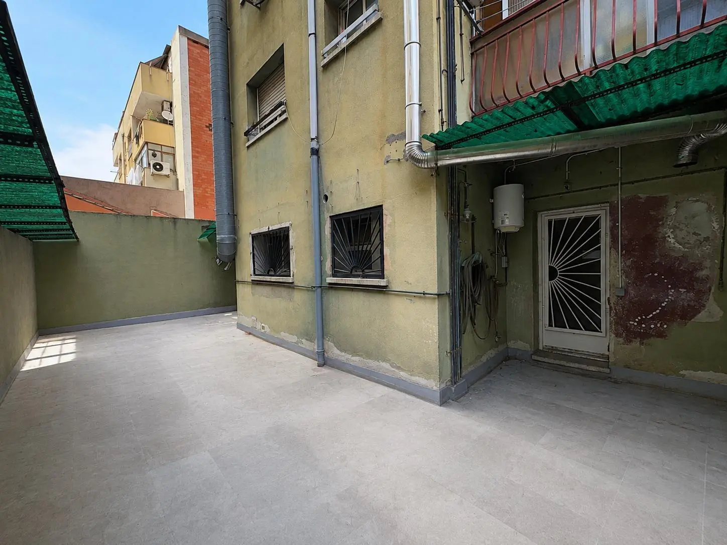 Commercial Unit Of 126 M² In Montcada I Reixac, Spain