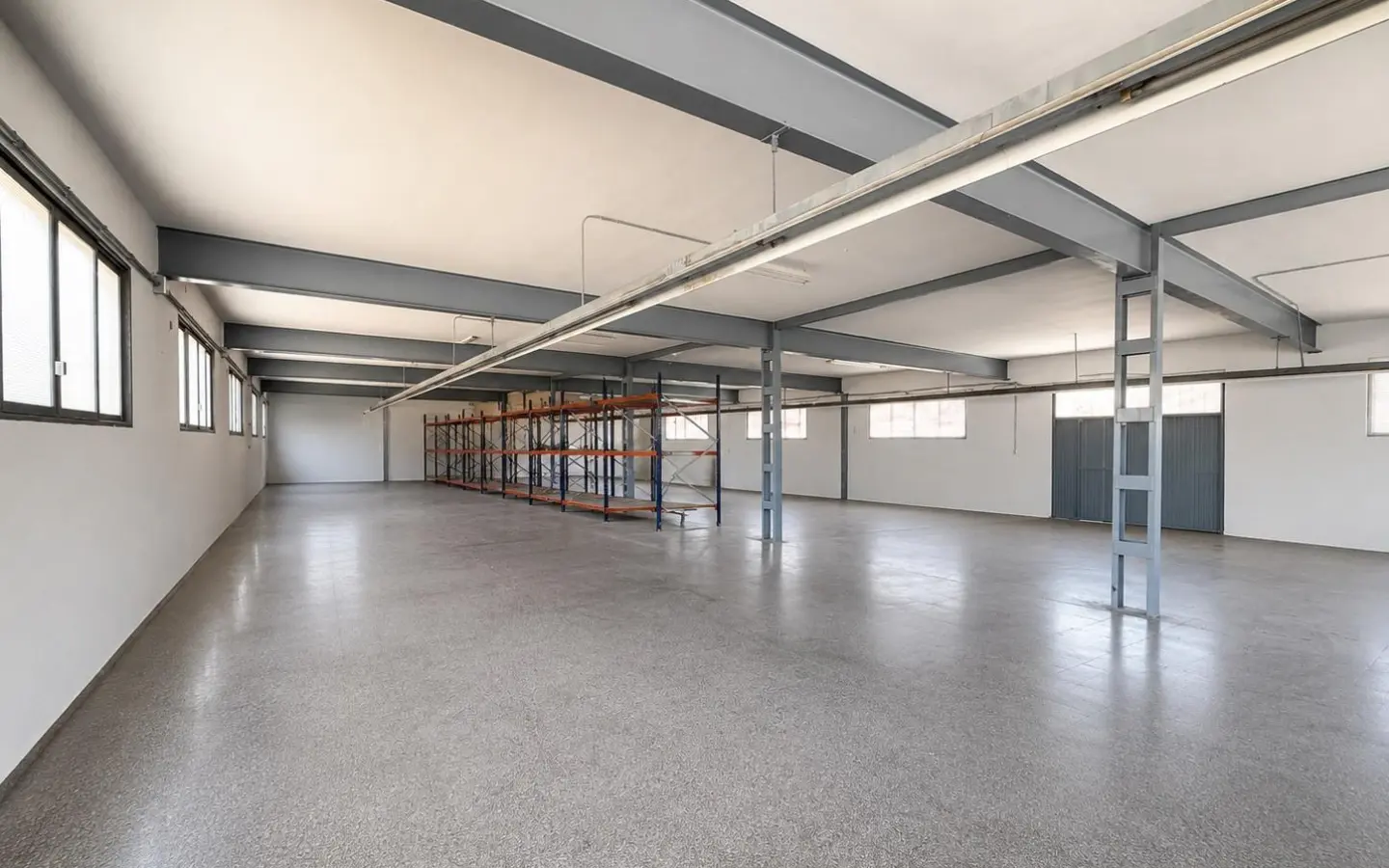 Industrial Unit In Almansa, Spain (1.110 M²)