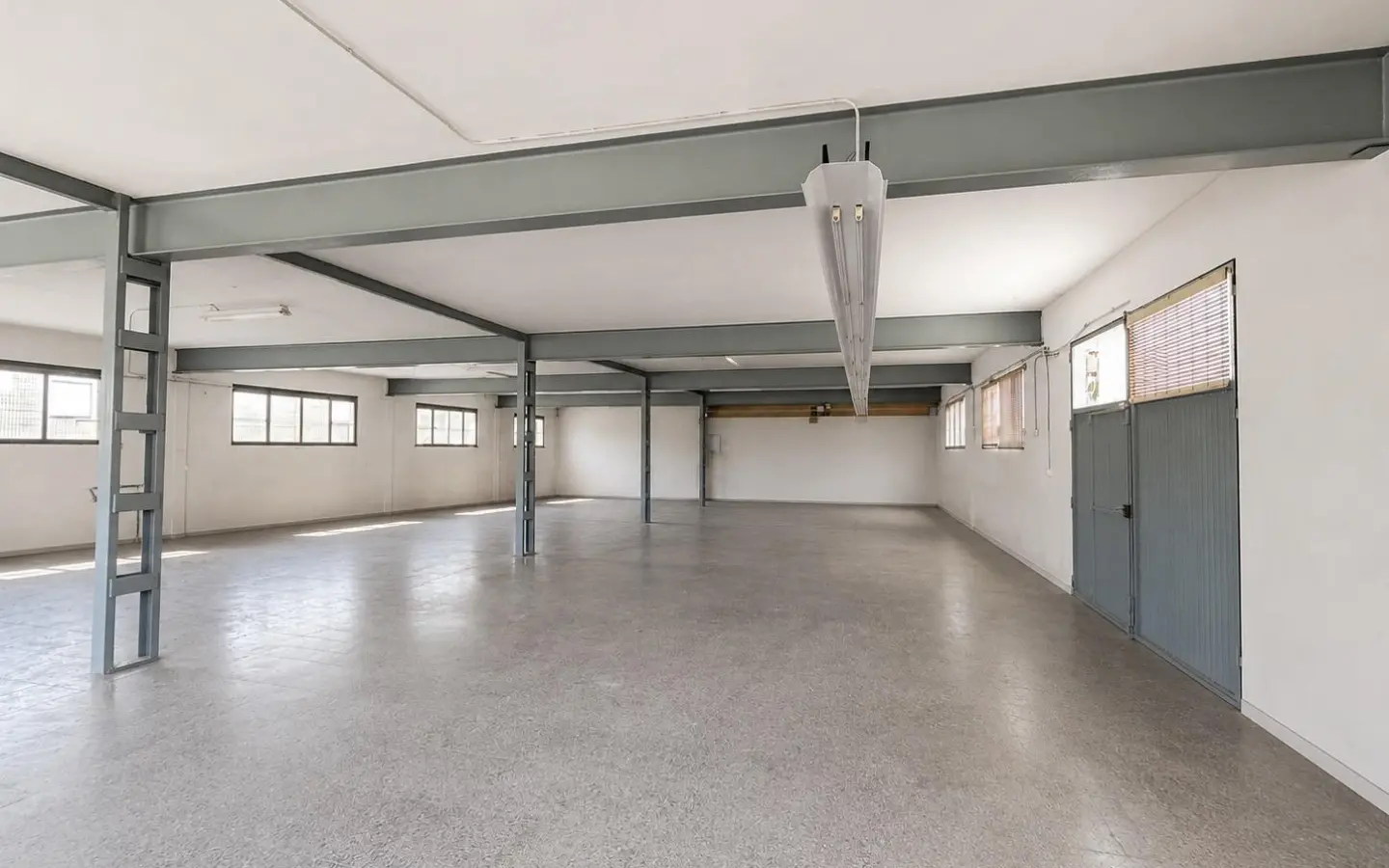 Industrial Unit In Almansa, Spain (1.110 M²)
