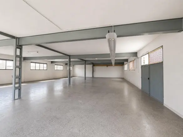 Industrial Unit In Almansa, Spain (1.110 M²)