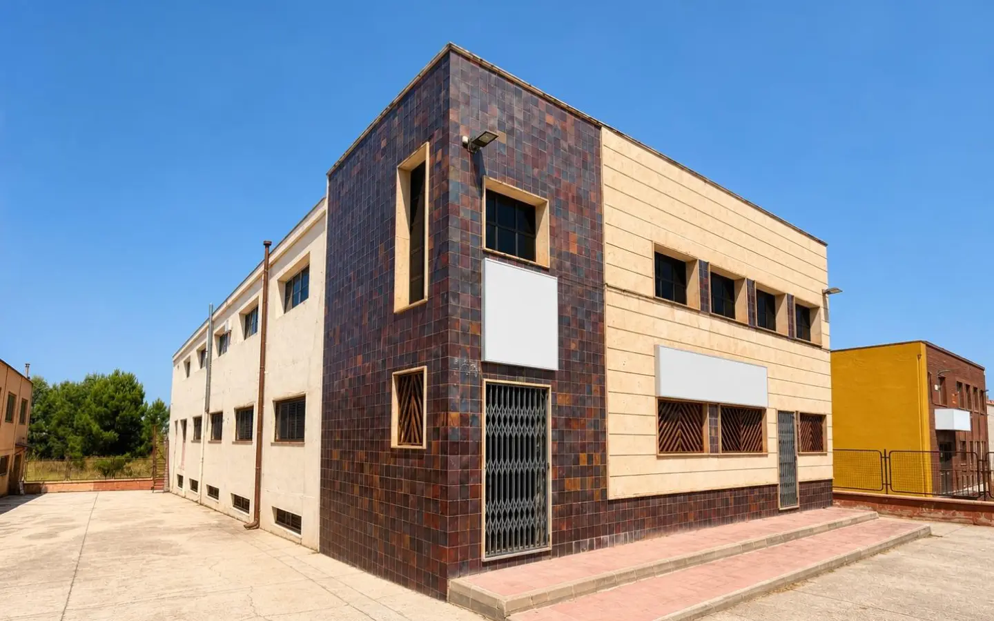 Industrial Unit In Almansa, Spain (1.110 M²)