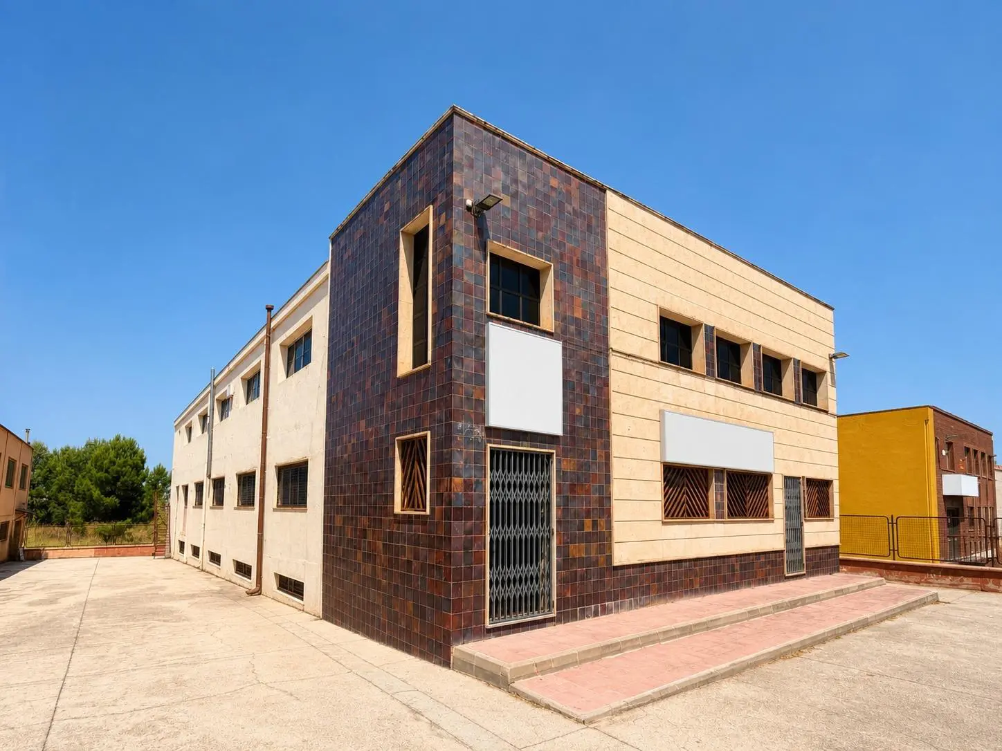 Industrial Unit In Almansa, Spain (1.110 M²)