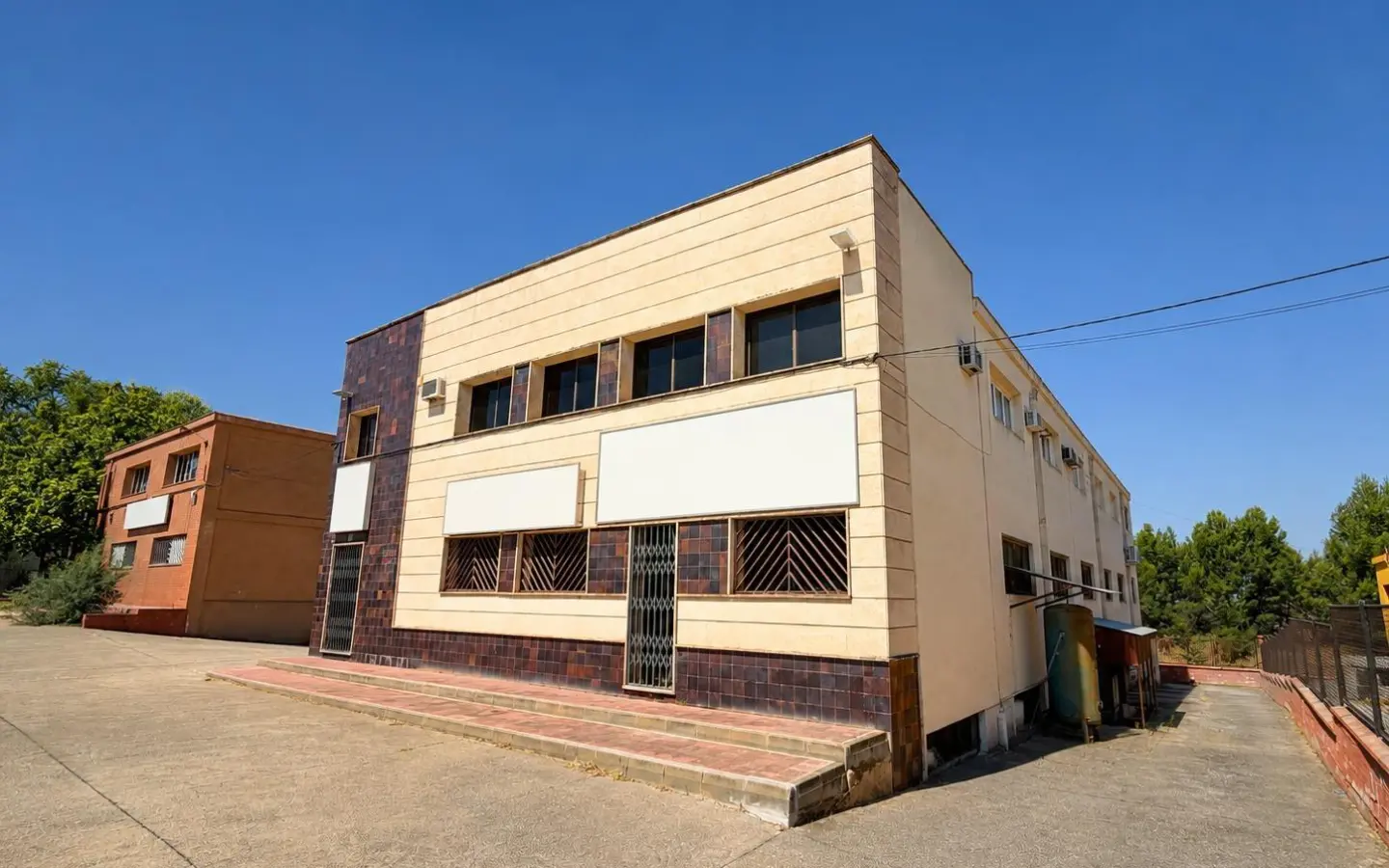Industrial Unit In Almansa, Spain (1.110 M²)