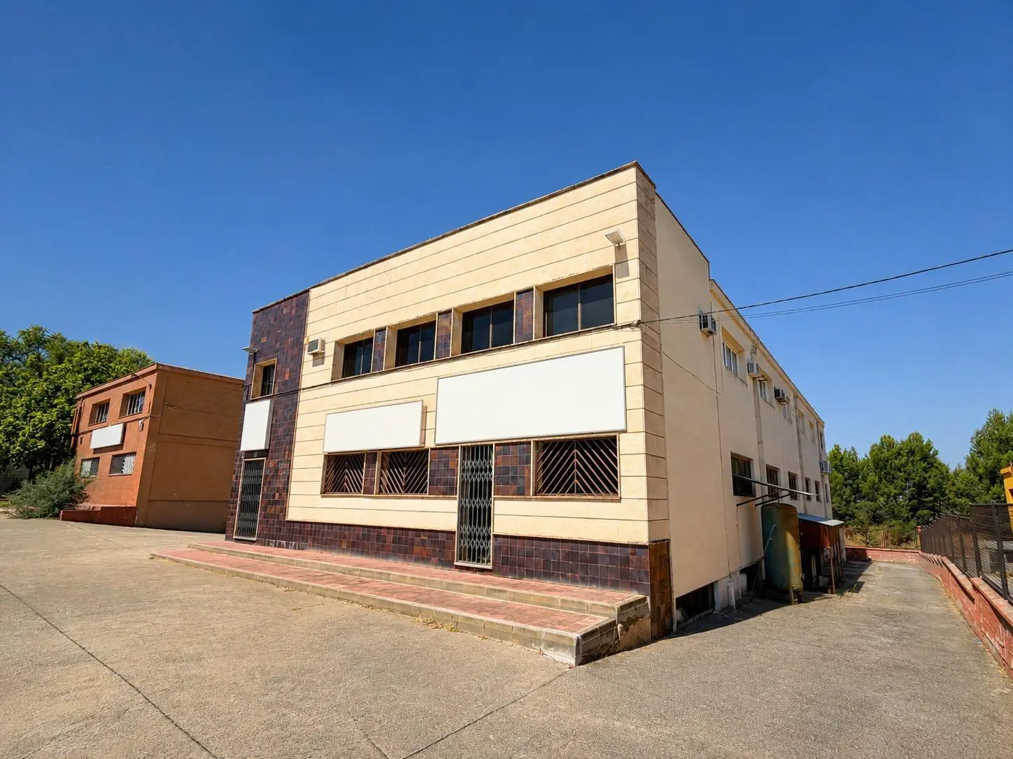 Industrial Unit In Almansa, Spain (1.110 M²)