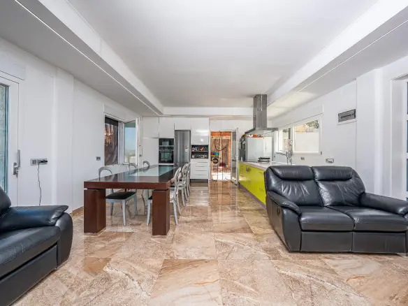 5-bedroom House In Petrer, Spain (516 M²)