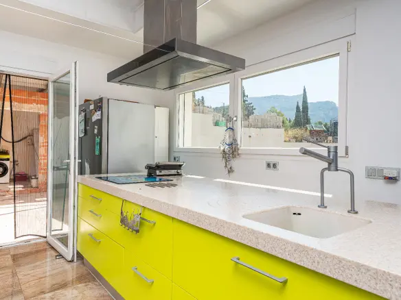 5-bedroom House In Petrer, Spain (516 M²)