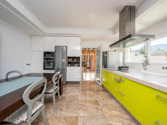 5-bedroom House In Petrer, Spain (516 M²)