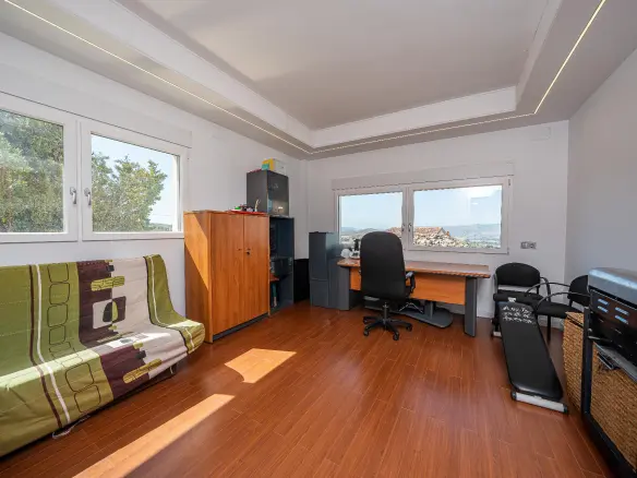 5-bedroom House In Petrer, Spain (516 M²)