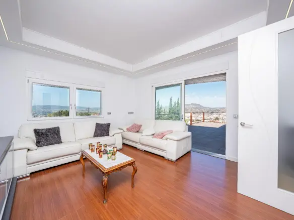 5-bedroom House In Petrer, Spain (516 M²)