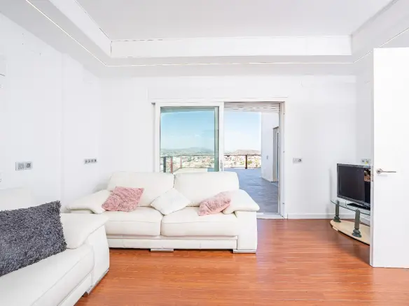 5-bedroom House In Petrer, Spain (516 M²)