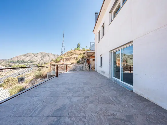 5-bedroom House In Petrer, Spain (516 M²)